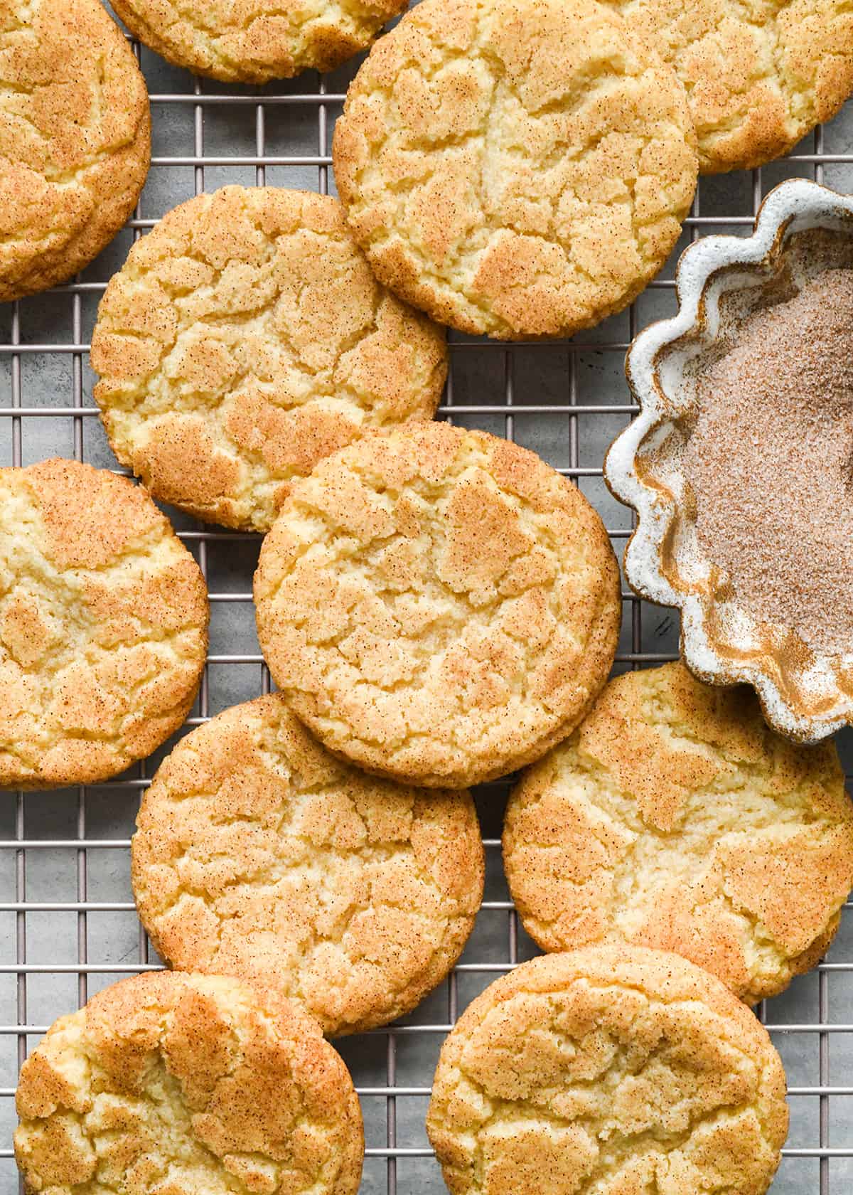 10 snickerdoodles on a wire cooling rack